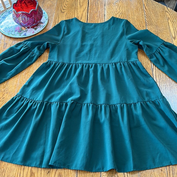 Hunter green long sleeve babydoll style dress. V-Neck. Elastic cuffs. Size Small - Picture 10 of 10